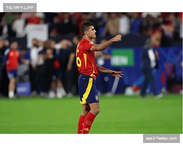 马赛球员因抗议任意球判罚,被主裁判出示黄牌警告